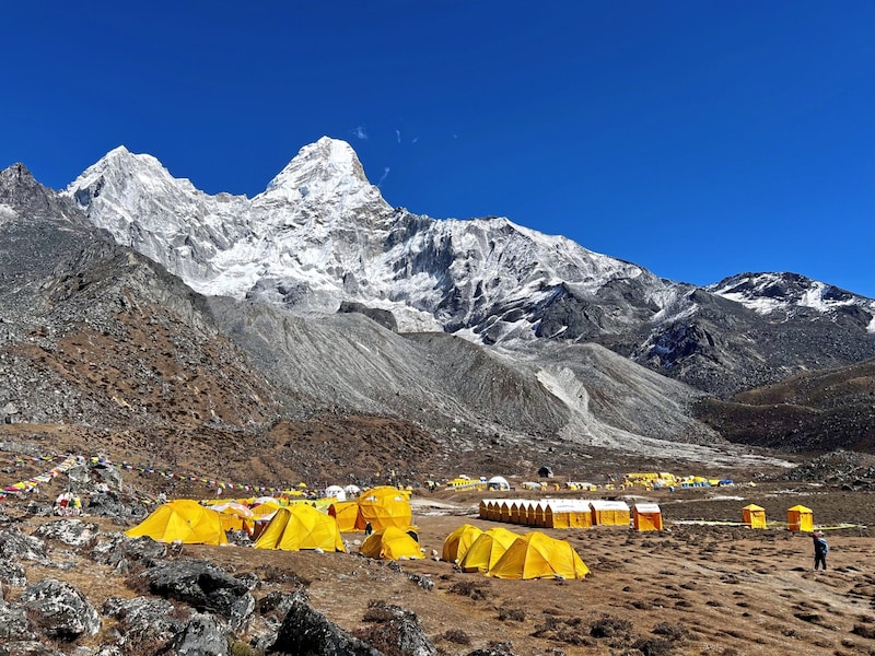 Ein großes „Zeltdorf“ ist das Basecamp für die Ama Dablam. (Bild: zVg)