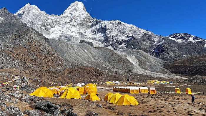 Ein großes „Zeltdorf“ ist das Basecamp für die Ama Dablam.