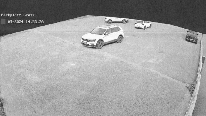 14.53 Uhr: Die Lenkerin verlässt den Parkplatz wieder.