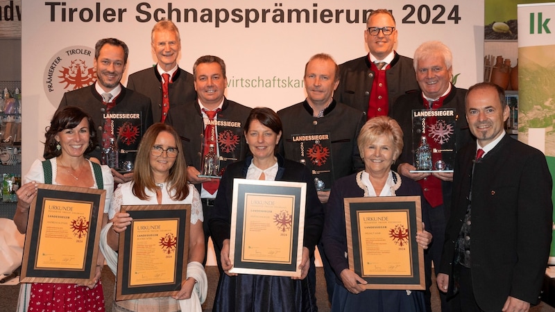 LK Head of Department Wendelin Juen, Fruit Processing Officer Ulrich J. Zeni and President Josef Hechenberger congratulated Barbara and Andreas Suitner, Elisabeth and Benedikt Franz (for Beatrix Nöbl), Claudia and Anton Nagiller as well as Gabi and Helmut Mair on their 2024 regional victory. (Bild: Die Fotografen)