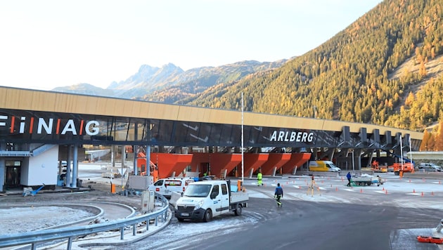 Noch wird fleißig gearbeitet, doch spätestens in der Nacht auf den 23. November soll der Arlbergtunnel wieder öffnen. (Bild: Birbaumer Christof)