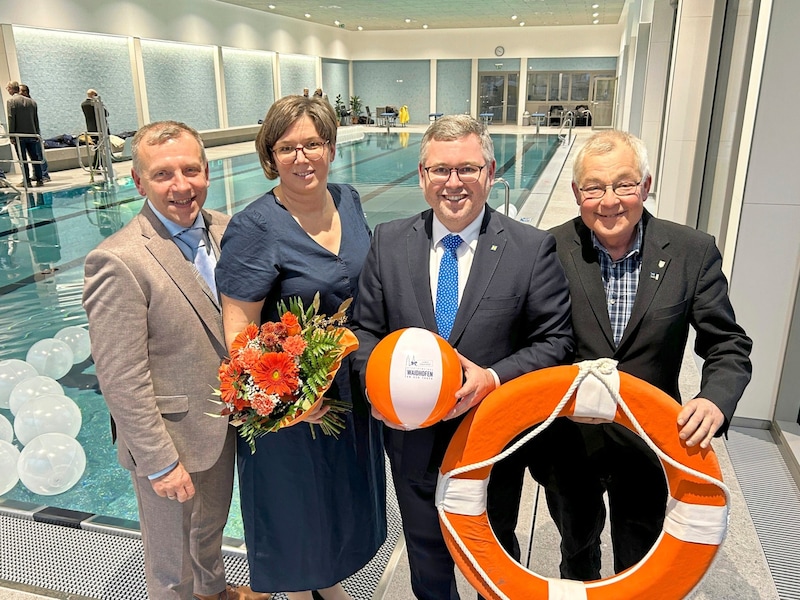 Celebrating the reopening of the pool without a blessing: Mayor Ramharter, Chairwoman Böhm-Lauter, Provincial Councillor Schleritzko, Deputy Mayor Strohmer (from left). (Bild: Stadtgemeinde Waidhofen/Thaya)