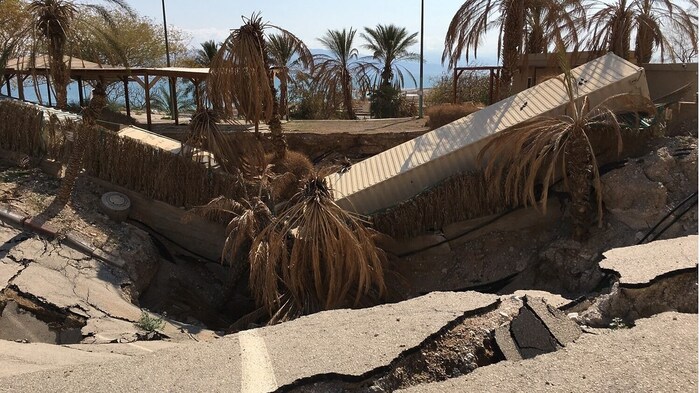 Ein Einbruchskrater, der über Nacht am Mineral Beach am Toten Meer entstanden ist.