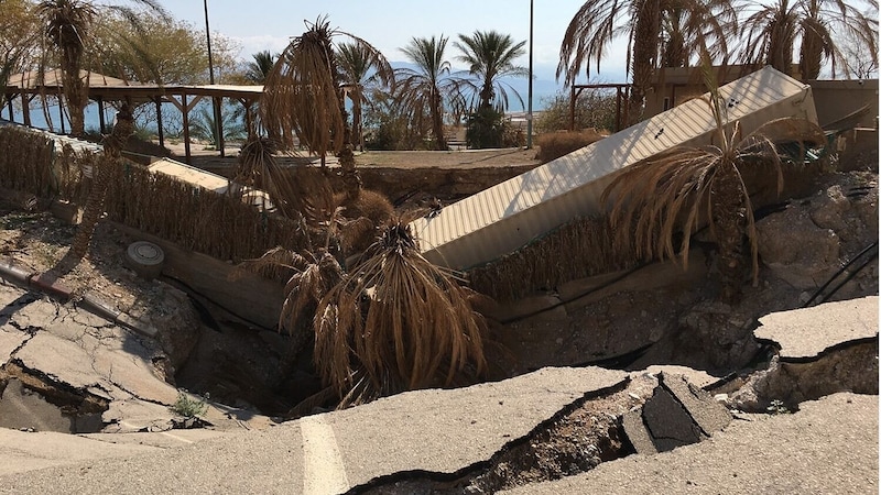 A collapse crater that formed overnight at Mineral Beach on the Dead Sea. (Bild: UFZ)