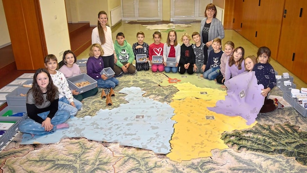 The 3rd and 4th grade children with teacher Birgit Kremser and principal Katharina Jeßner (Bild: Roland Holitzky/ROLAND_HOLITZKY)