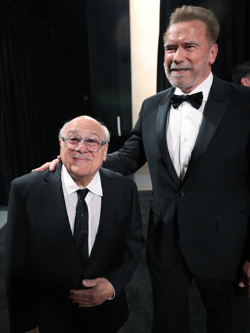 Mit Arnold Schwarzenegger verbindet Danny DeVito immer noch eine tiefe Freundschaft. Erst Anfang des Jahres standen die beiden gemeinsam auf der Oscar-Bühne. (Bild: APA/Getty Images via AFP/GETTY IMAGES/Handout)