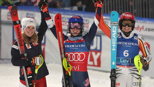 Winner Mikaela Shiffrin (center), second-placed Katharina Liensberger and third-placed Lena Duerr (Bild: AP)