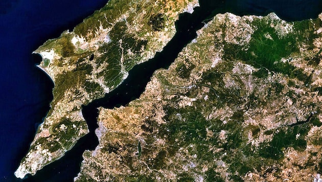 Satellite image of the Turkish strait Dardanelles (Bild: NASA/Landsat 7)