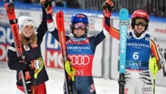 Siegerin Mikaela Shiffrin (Mitte), die Zweitplatzierte Katharina Liensberger und die Drittplatzierte Lena Dürr (Bild: AFP/APA/LEHTIKUVA/Jussi Nukari)