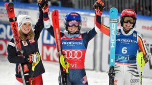 Siegerin Mikaela Shiffrin (Mitte), die Zweitplatzierte Katharina Liensberger und die Drittplatzierte Lena Dürr (Bild: AFP/APA/LEHTIKUVA/Jussi Nukari)