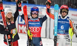Siegerin Mikaela Shiffrin (Mitte), die Zweitplatzierte Katharina Liensberger und die ...