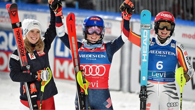 Siegerin Mikaela Shiffrin (Mitte), die Zweitplatzierte Katharina Liensberger und die Drittplatzierte Lena Dürr (Bild: AFP/APA/LEHTIKUVA/Jussi Nukari)