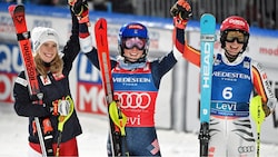 Siegerin Mikaela Shiffrin (Mitte), die Zweitplatzierte Katharina Liensberger und die Drittplatzierte Lena Dürr (Bild: APA/AFP/LEHTIKUVA/Jussi Nukari)