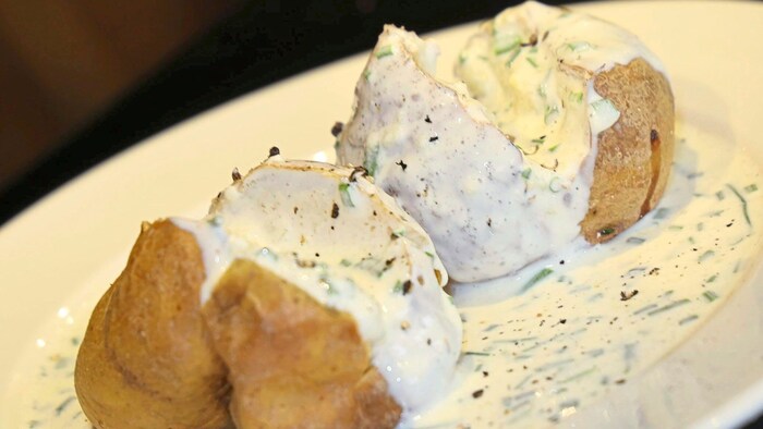 A classic at the Christmas market: a baked potato