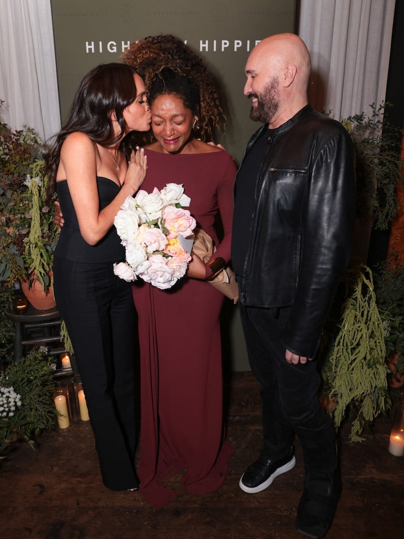 Duchess Meghan gave hostess Kadi Lee a kiss. (Bild: APA/Getty Images via AFP/GETTY IMAGES/Tiffany Rose)