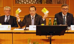 WK-Präsident Wirth (Mitte) hielt beim Wirtschaftsparlament seine Grundsatzrede.