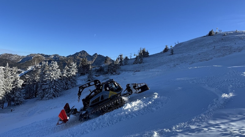 Die Planai sieht dank Beschneiung schon richtig winterlich aus. Jetzt kommt natürlicher  Schnee dazu (Bild: Planai)