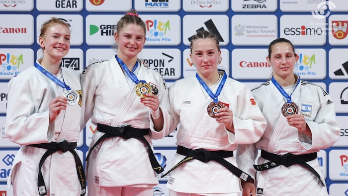 Elena Dengg (2. v. li.) war die strahlende Siegerin in der Klasse bis 70 Kilogramm.