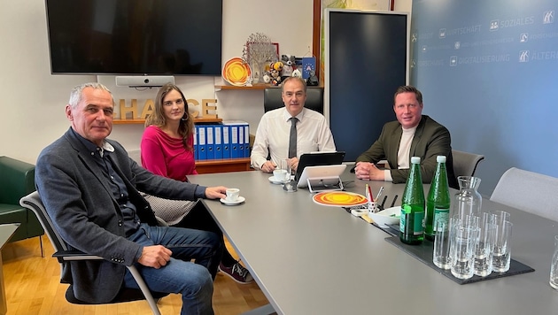 Bgm. Günter Schmidt, Community Nurse Maria Haspel, LR Schneemann und Bgm. Thomas Hoffmann. (Bild: zVg)