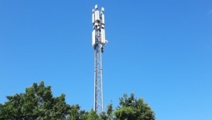 Wartungsarbeiten bei einem A1-Handymast in Ollersdorf sind der Grund für die aktuell mangelnde Netzabdeckung. (Bild: P. Huber)