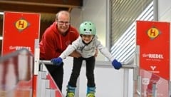 Der siebenjährige Laurenz übte am Stand der Klagenfurter Skisprung-Gemeinschaft (Bild: Evelyn Hronek)