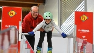 Der siebenjährige Laurenz übte am Stand der Klagenfurter Skisprung-Gemeinschaft (Bild: Evelyn Hronek)