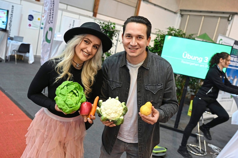 Auch Celine und Frank Heilinger besuchten die Messe: „Wir sind wegen Frank’s Honigprämierung gekommen. Wir schlendern gern durch die Hallen und erkundigen uns.“ (Bild: Evelyn Hronek)