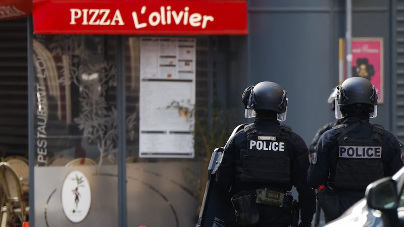 Bei dem Bewaffneten handelte es sich um den Sohn des Restaurantbesitzers. (Bild: AFP/Ian Langsdon)