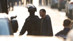 Die Polizei mit einer befreiten Geisel in Frankreich (Bild: AFP/Ian Langsdon)