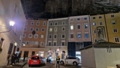 Mitten in der Lokalmeile sucht die Feuerwehr am Samstagabend die Felswand am Anton-Neumayr-Platz nach möglichen losen Steinen ab.  (Bild: zVg)