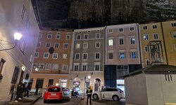 Mitten in der Lokalmeile sucht die Feuerwehr am Samstagabend die Felswand am Anton-Neumayr-Platz ...