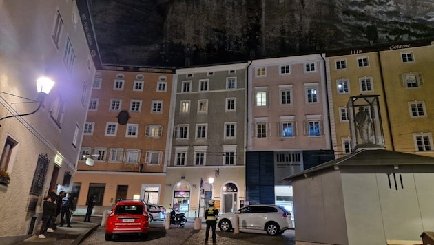 Mitten in der Lokalmeile sucht die Feuerwehr am Samstagabend die Felswand am Anton-Neumayr-Platz nach möglichen losen Steinen ab.  (Bild: zVg)