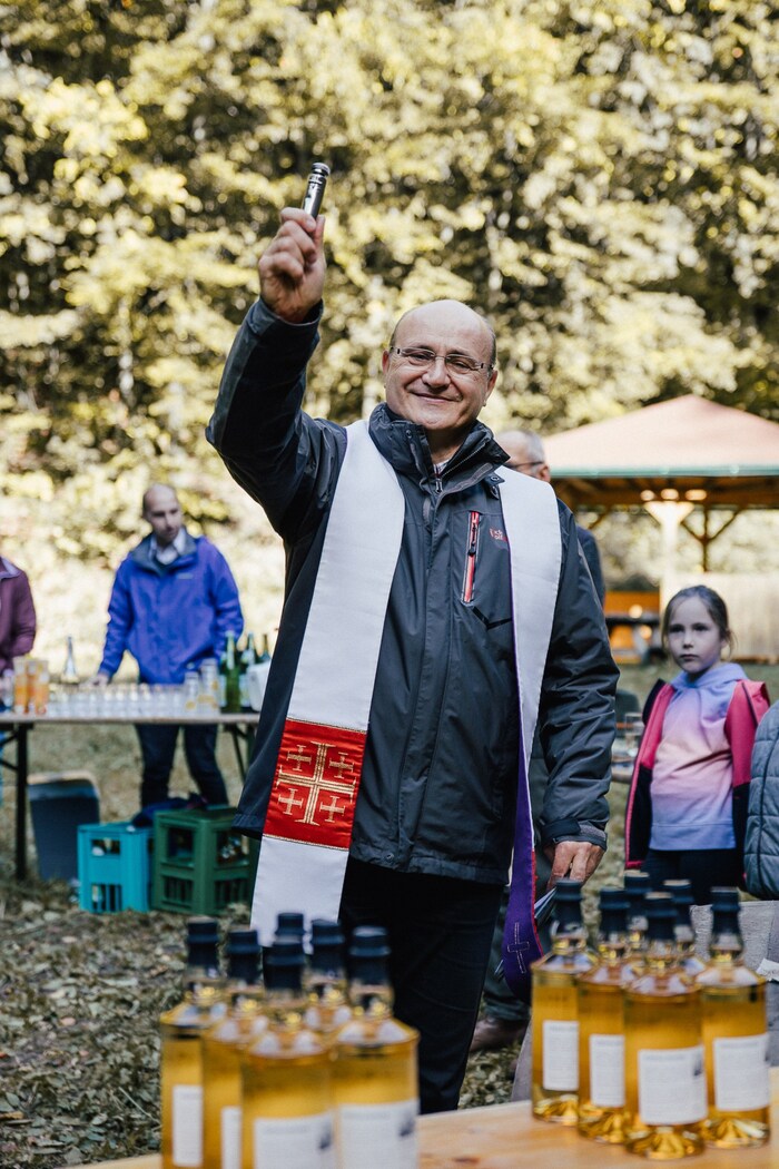 Dechant Gregor Slonka hob den Whisky aus der Taufe.