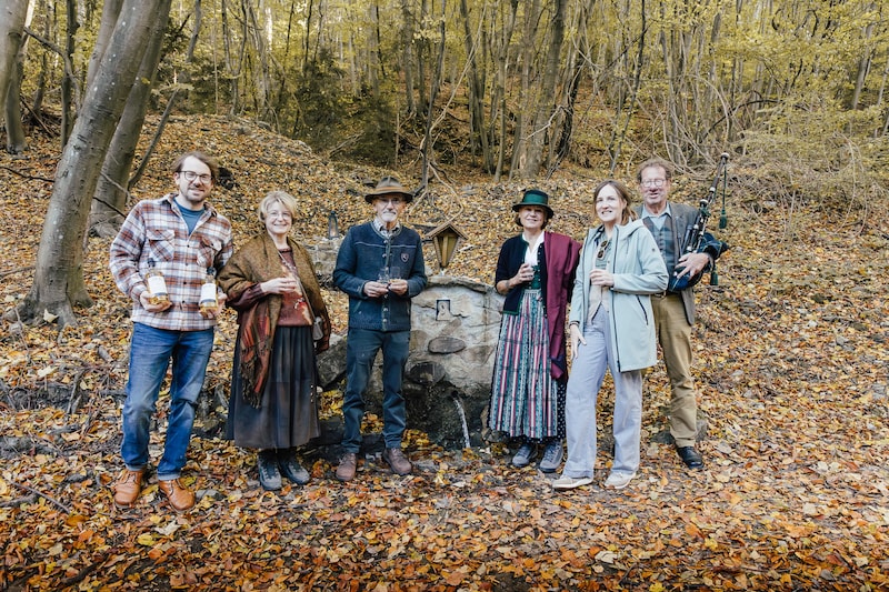 Mario Prinz und Sepp Poyer mit Familien und Patin Silvia Parik (3. v. re.). (Bild: Anna Wandaller)