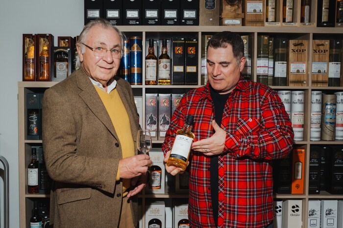 Erik Hirschenbrunner (re.) und Whisky-Legende Thomas Gillespie zeigten sich begeistert.