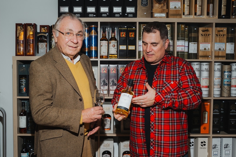 Erik Hirschenbrunner (re.) und Whisky-Legende Thomas Gillespie zeigten sich begeistert. (Bild: Briana Pfaffel)