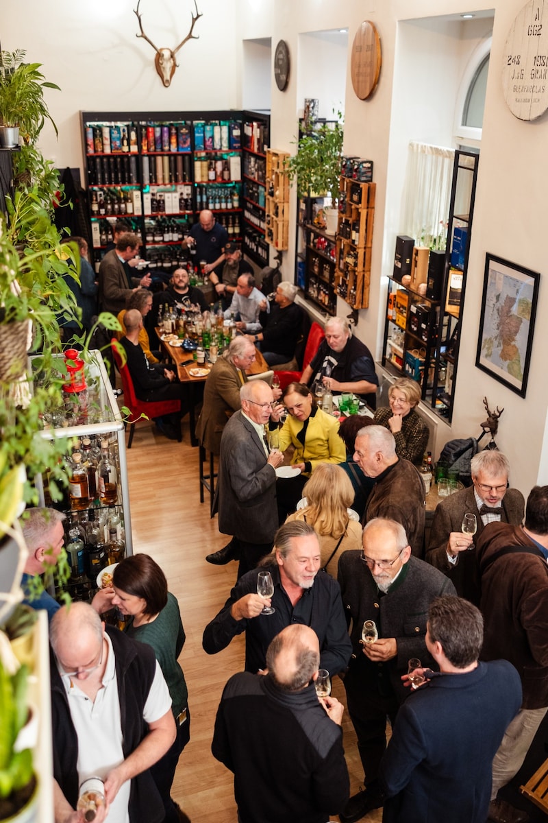 Zahlreiche Freunde und Weggefährten kamen zur illustren Präsentation in die Neustiftgasse 64 in Wien. (Bild: Briana Pfaffel)