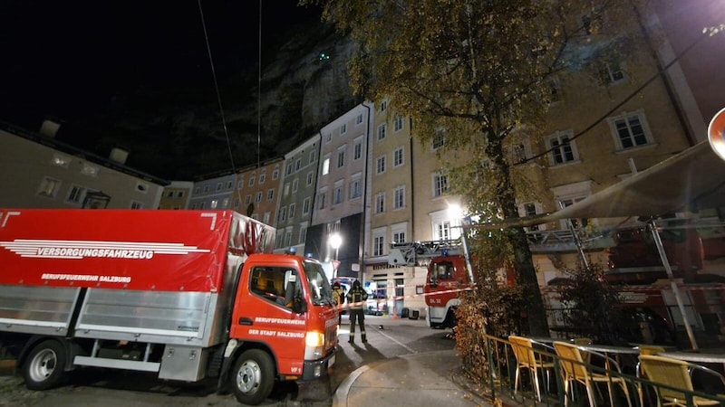 Eine Drohne suchte die steile Wand ab (drei helle Punkte an der Felswand). (Bild: zVg)