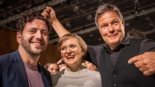 Von links: Felix Banaszak, Franziska Brantner und Wirtschaftsminister Robert Habeck (Grüne) (Bild: APA/dpa/Michael Kappeler)