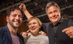 Von links: Felix Banaszak, Franziska Brantner und Wirtschaftsminister Robert Habeck (Grüne)
