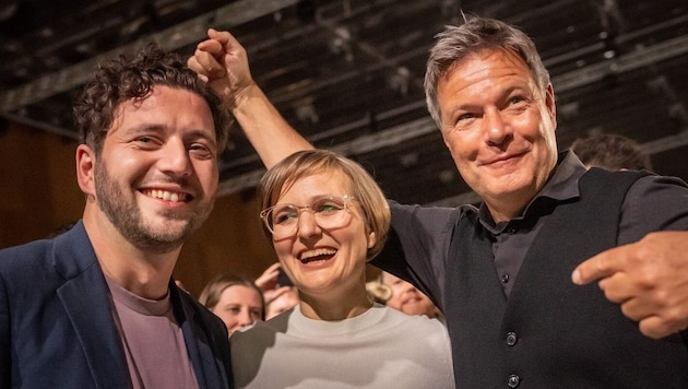 From the left: Felix Banaszak, Franziska Brantner and Economics Minister Robert Habeck (Greens) (Bild: APA/dpa/Michael Kappeler)