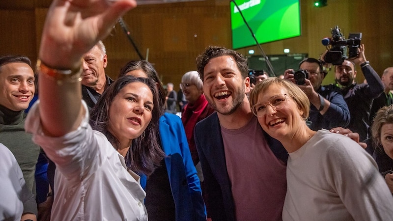 Brantner (right) and Banaszak (center) with Foreign Minister Annalena Baerbock (Bild: APA/dpa/Michael Kappeler)