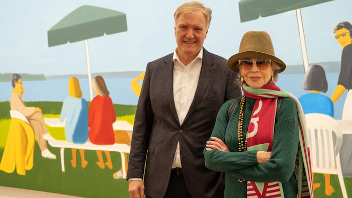 Klaus Albrecht Schröder and Jane Fonda in front of a painting by Alex Katz. 