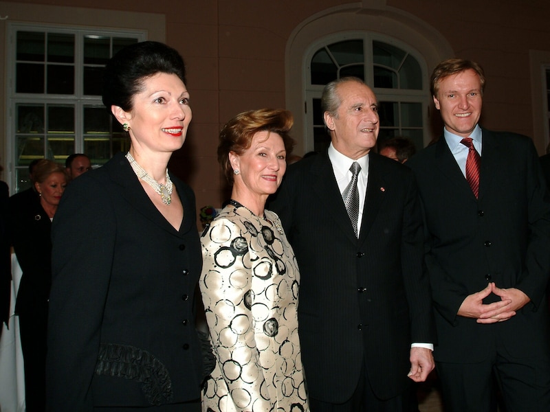 Queen Sonja of Norway (between Margot Klestil-Löffler, Thomas Klestil and Klaus Albrecht Schröder) honored the newly renovated Albertina, which reopened in March 2003 with a major Edvard Munch exhibition. (Bild: Albertina Wien )