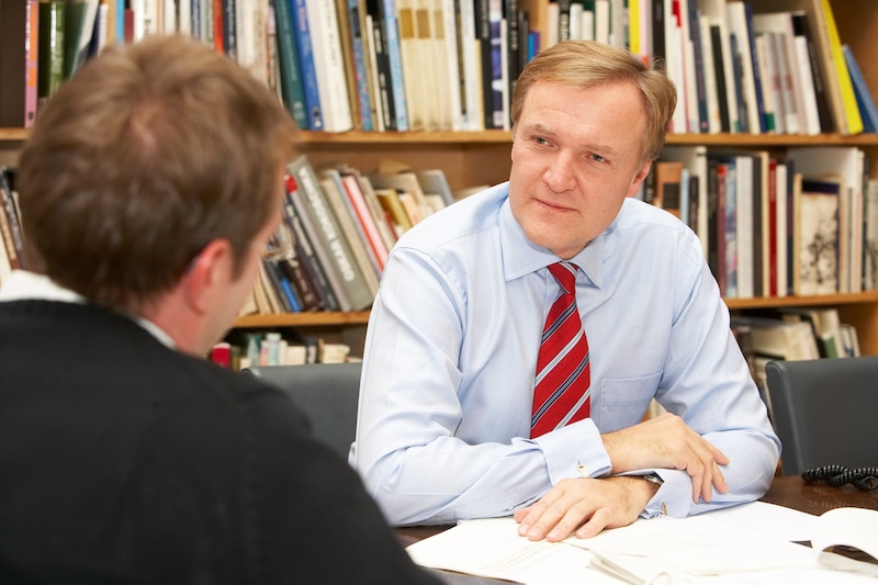 Shortly after the reopening: Klaus Albrecht Schröder at a strategy meeting with his press spokesman at the time. (Bild: © Alexander Ch. Wulz / Albertina Wien)