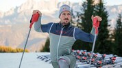 Marcel Hirscher schnallt sich in Levi die Slalom-Skier an.