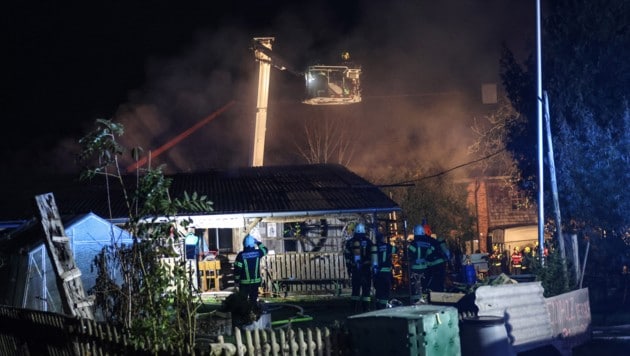 Die Feuerwehrleute konnten ein Übergreifen der Flammen auf das Hauptgebäude verhindern. (Bild: laumat)