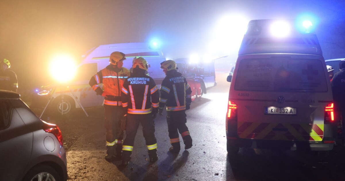 After midnight - Drunk driver crashes into tree: four injured | krone.at