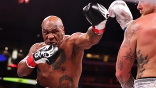 Mike Tyson stieg in der Nacht von Freitag auf Samstag gegen Jake Paul in den Ring. (Bild: AFP/APA/Getty Images via AFP/GETTY IMAGES/AL BELLO)