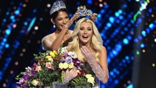 Die neue Miss Universe kommt aus Dänemark. Die 21-jährige Victoria Kjær Theilvig durfte sich in Mexiko-Stadt ihr Krönchen abholen.  (Bild: APA/AFP/CARL DE SOUZA)